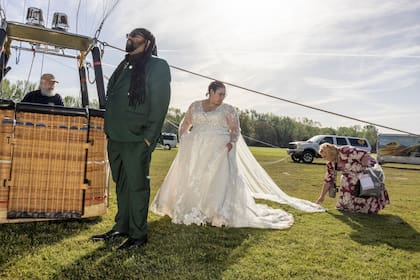 Kylie Augustine Rice, derecha, y Michael Rice toman sus fotos de “primer vistazo” antes de su boda en la mañana del eclipse solar en Russellville, Arkansas, el lunes 8 de abril de 2024