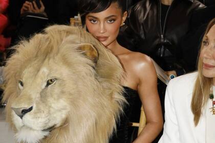 Kylie Jenner con la colección Primavera-Verano 2023 de Schiaparelli, en la Semana de la Alta Costura en París