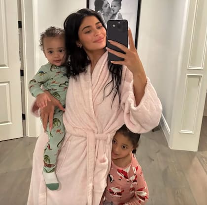Kylie Jenner junto a sus hijos: Stormi y Aire Webster