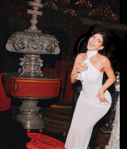Kylie Jenner llevó un sensual traje con escote halter y aberturas laterales de Elisabetta Franchi