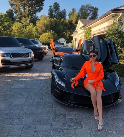 Kylie Jenner posa con su colección de autos