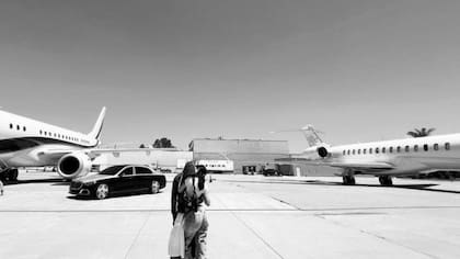 Kylie Jenner publicó una foto junto a su novio Travis Scott y el jet personal de cada uno de ellos