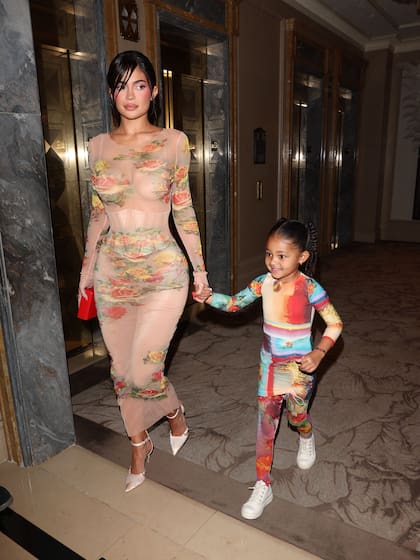 Kylie Jenner saliendo del Hotel Ritz-Carlton con su hija Stormi para asistir a un almuerzo organizado por Jean Paul Gaultier, en la ciudad de Nueva York