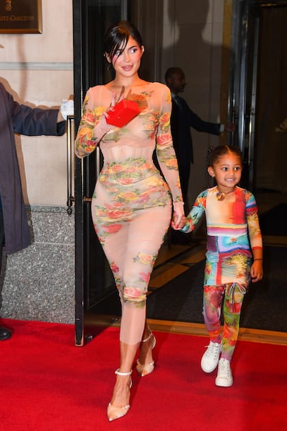 Kylie Jenner y su hija Stormi posando ante las cámaras de Nueva York
