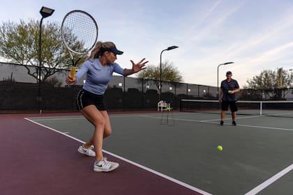 Kylie McKenzie practicando con su padre, Mark, en Anthem, Arizona. 