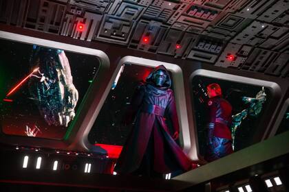 Kylo Ren y el General Hux son solo dos de los personajes de la última trilogía de Star Wars que aparecen en Rise of the Resistance