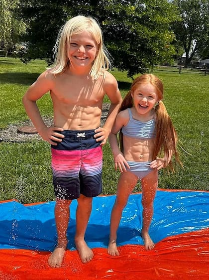 Kynlee y su hermano, ambos con un cuerpo tonificado para ser tan chicos