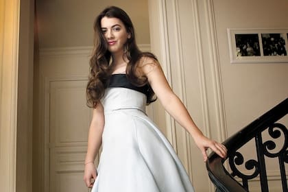 Kyra, con vestido Dior, posó en las escaleras del hotel Crillon