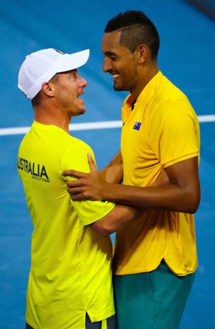 Kyrgios festeja su triunfo con el capitán Hewitt