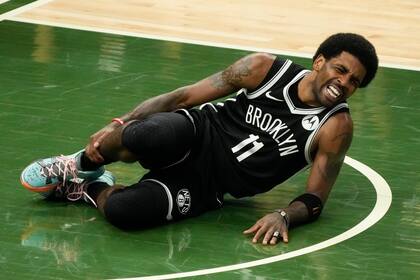 Kyrie Irving, de los Nets de Brooklyn, no se vacuna contra el Covid-19 y aprueba la teoría de que existe un “plan satánico para conectar a los negros a una computadora”.