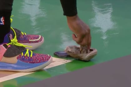 Kyrie Irving realizó un ritual Sioux para limpiar energías en el estadio de Boston Celtics y generó controversia