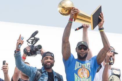 Kyrie Irving y LeBron James, campeones con Cleveland en 2016; "Nunca nos llevamos bien; fue un milagro que ganáramos un anillo en esa situación", dijo The King