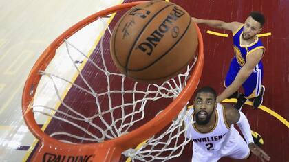 Kyrie Irving y Stephen Curry, con la mirada fija en la pelota