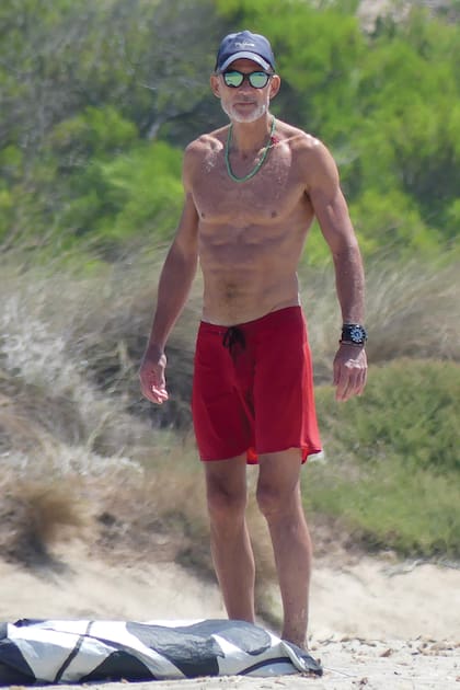 Kyril mantiene una relación sentimental con la empresaria inglesa Katharine Butler. Aquí se lo ve preparando su equipo para hacer kite surf.