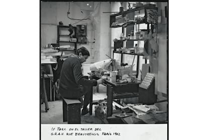 Julio Le Parc en su taller de París, en 1962