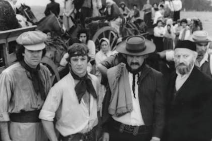En alto del rodaje de Los gauchos judíos (1974), Adrián Ghío aparece junto a Víctor Laplace, Luis Politti e Ignacio Finder