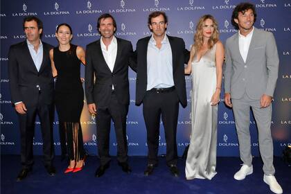 Los anfitriones de la fiesta junto a Pico Mónaco y algunos integrantes del equipo de polo