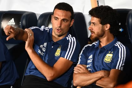 l entrenador Lionel Scaloni dialoga con uno de los integrantes de su cuerpo técnico: Pablo Aimar