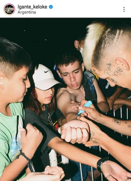 L-Gante autografiando a sus seguidores en la salida de un show