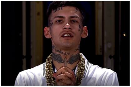 L-Gante, en el momento de cantar el Himno en la Casa Rosada, el 10 de diciembre pasado