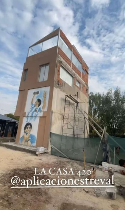 L-Gante homenajeó a Diego Maradona con dos murales en su nueva casa (Foto: Instagram @lgante_keloke)