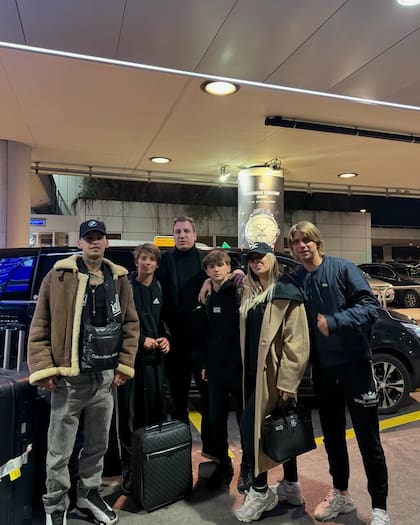 L-Gante, Maxi López y Wanda Nara con los tres hijos de la expareja en Ginebra (Foto: Instagram @wanda_nara)