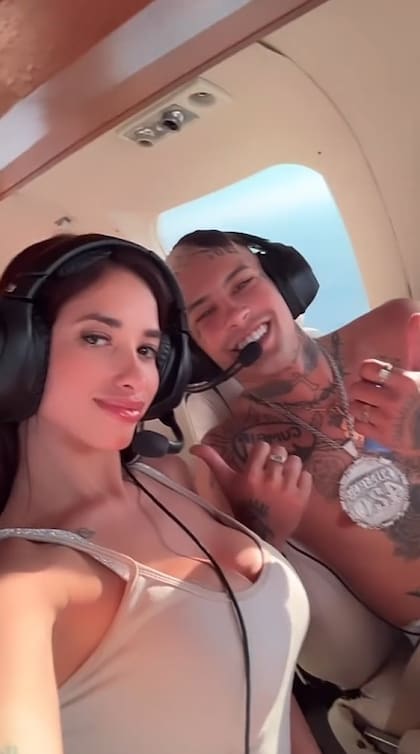 L-Gante y Dakota Gotth compartieron un vuelo privado a Mar del Plata y se mostraron muy cerca