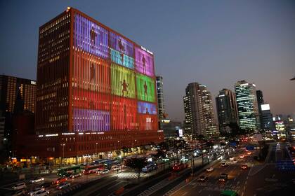 El lienzo del Seoul Square, la pantalla de LED más grande del mundo: tiene más de 42.000 lámparas y mide 99 x 78 metros en 19 pisos. Señoras en el Festival de Kimchi de Seúl, en el marco del Kimjang