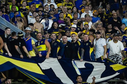 La 12 copó la popular en el Mario Alberto Kempes