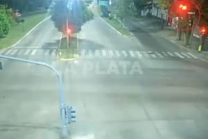 Una mujer cruzó a toda velocidad con el semáforo en rojo, atropelló a un joven que iba en moto y lo mató