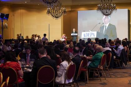 La 61° Cena Anual de ADEPA. "En esta cena están los representantes de los distintos poderes del Estado, referentes de las distintas agrupaciones políticas, la dirigencia empresarial y sindical, los credos y las organizaciones no gubernamentales, la Nación y las provincias. La sana tensión entre el periodismo y el Poder es inherente al rol de la prensa en la Democracia. El día en que no exista, evidentemente alguno no estará cumpliendo bien su función", señaló el presidente de ADEPA