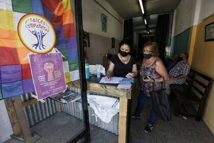 Los locales partidarios repartieron folletos y anotaron a las personas en el plan de vacunación