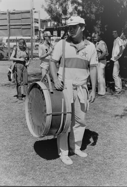 El Ruso Eduardo Heguy fue a alentar a sus primos, con bombo incluido