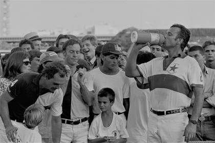 Garrahan toma agua antes de la entrega de premios; al lado, Trotz y Alfonso Pieres
