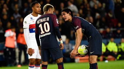 La pelea de Neymar y Edinson Cavani en 2017, en un partido contra Lyon, por un penal