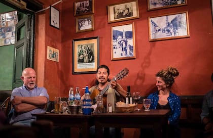 La Casona del Molino. Peña auténtica y buenas empanadas.