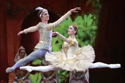 Marianela Nuñez regresará en diciembre del año próximo con su compañero del Royal Ballet de Londres Vadim Muntagirov para hacer "La Bayadera"