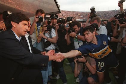 Diego saluda a Ramón Díaz, antes del comienzo del partido