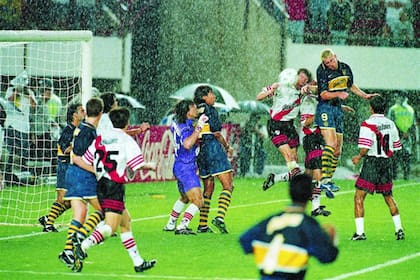 Bajo una llovizna épica, Palermo gana en lo alto y su cabezazo se convertirá en el 2 a 1 final de Boca a River