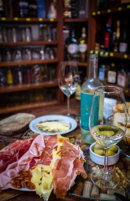 En La Cordobesa se pueden encontrar, entre otras delicias, prosciutto di Parma, mortadela italiana con pistachos, lomo español y excelentes aceitunas.