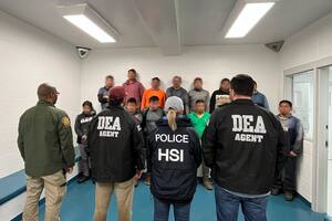 La AB 450 exige a las empresas que notifiquen a sus empleados sobre inspecciones migratorias y limita el ingreso de ICE sin orden judicial