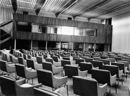 Foto histórica de la sala AB con sus sillones diseñados por Churba