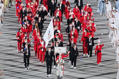 La abanderada de Rusia (ROC), Sofya Velikaya, y el abanderado de Rusia, Maxim Mikhaylov, desfilan durante la ceremonia de apertura de los Juegos Olímpicos de Tokio 2020.