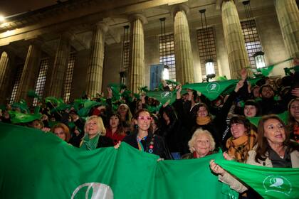 La abogada Marisa Herrera rodeada de compañeras de la Red de Profesoras que convocaron al pañuelazo