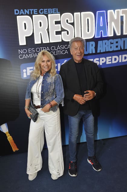 La abogada mediática Ana Rosenfeld y el célebre conductor Juan Alberto Mateyko -quien ayer en el programa de Moria Casán desmintió un vínculo amoroso entre ellos- convirtieron la invitación en una salida de amigos