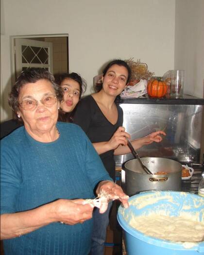 La abuela Carmen, y su hija Mili, con Patricia "cocinando cosas ricas"