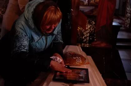 La abuela de Elisei junto a su ataúd durante el funeral