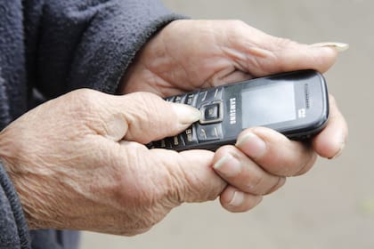 La abuela de Loan muestra su celular que había perdido y recuperó tras hacerle una promesa a San Antonio