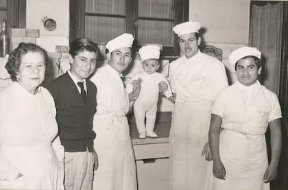 La abuela de Martín y su hermano mayor, acompañados de varios pasteleros de aquella época en Santa Rita.