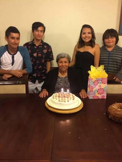 La abuela Ema Alvarado con sus nietos